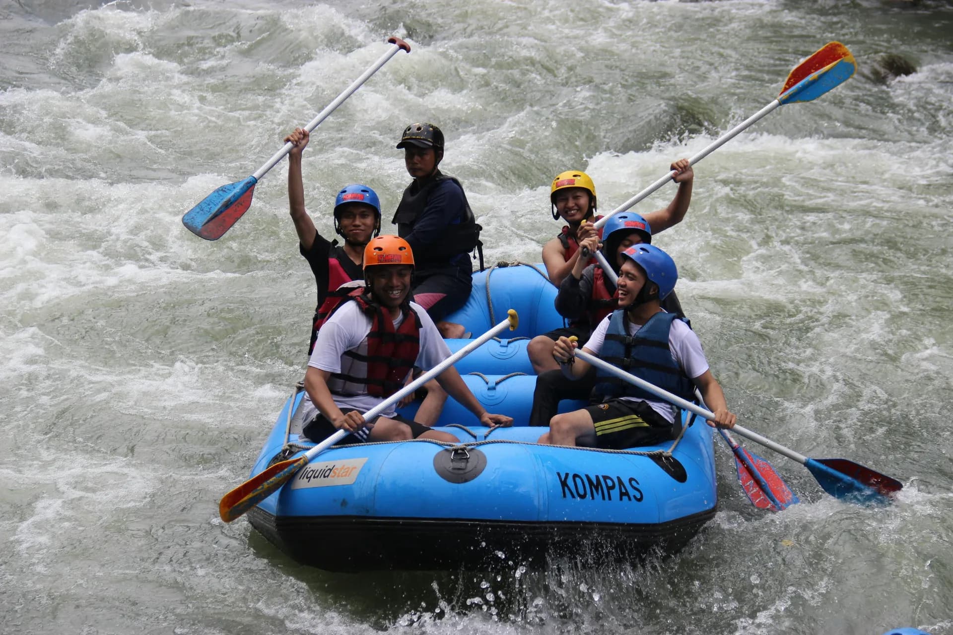 White water rafters navigating Grade 3–4 rapids on the Kelani River in Kitulgala