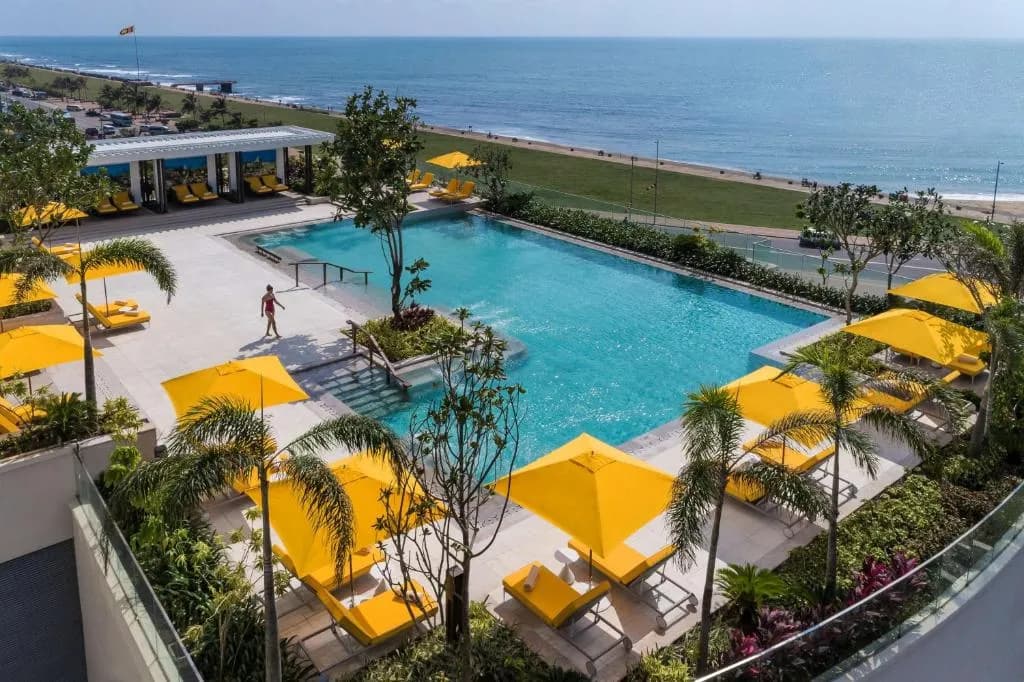 Shangri-La Colombo rooftop pool overlooking the city skyline